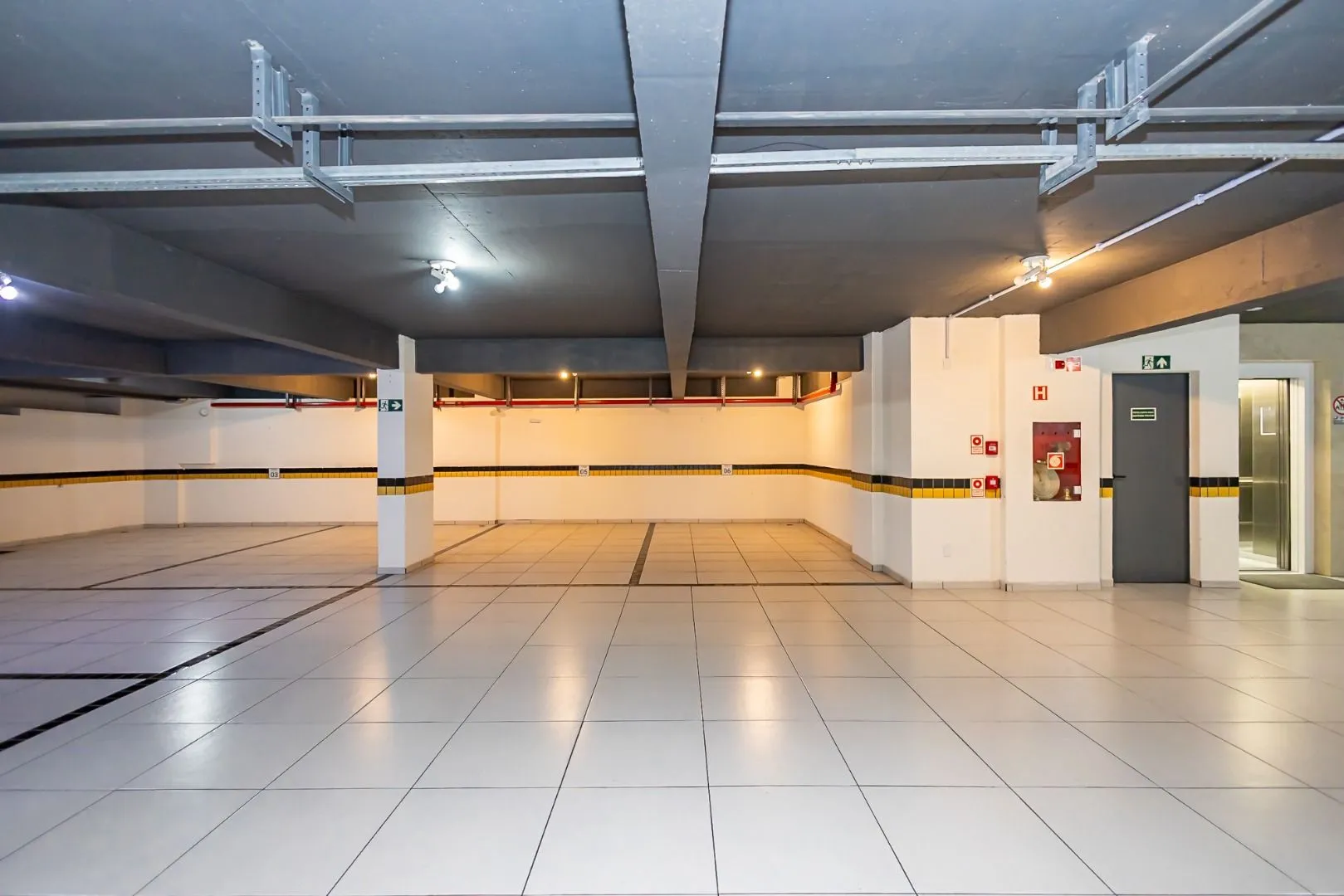 2-bedroom apartment with a washing machine in Curitiba — photo 31
