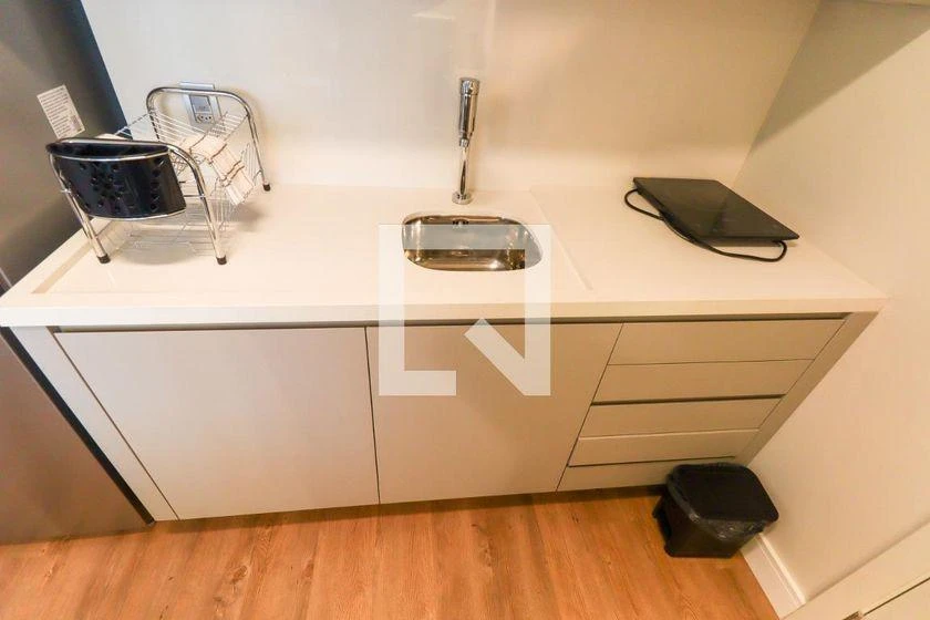 Furnished 1-bedroom apartment with open-plan kitchen — photo 15