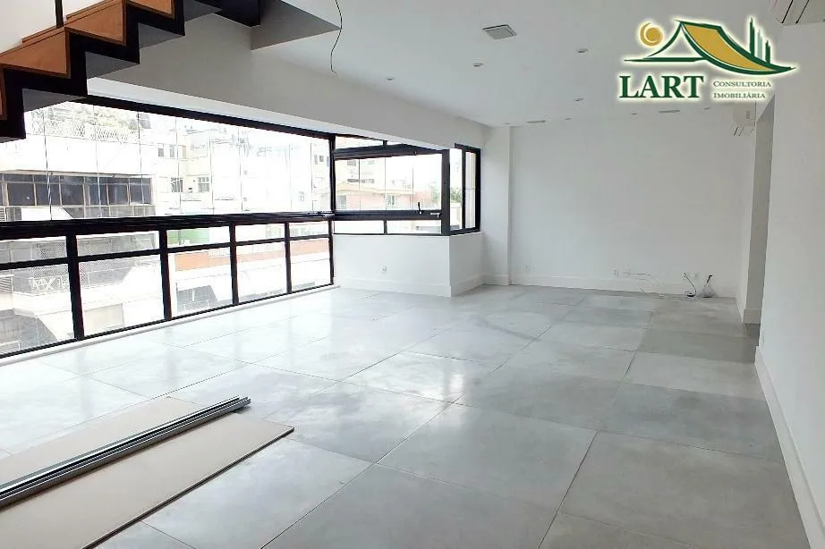 3-bedroom apartment in a building with a pool — photo 5