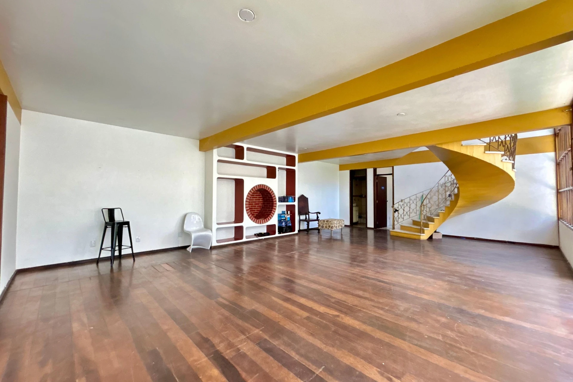 300 m² house with a jacuzzi and a bathtub — photo 9