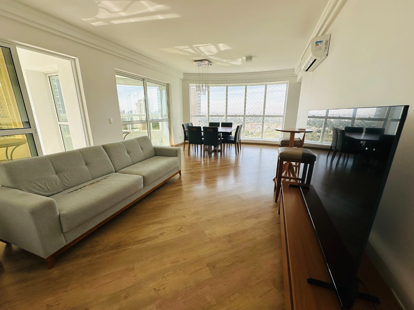 4-bedroom apartment in a building with a gym