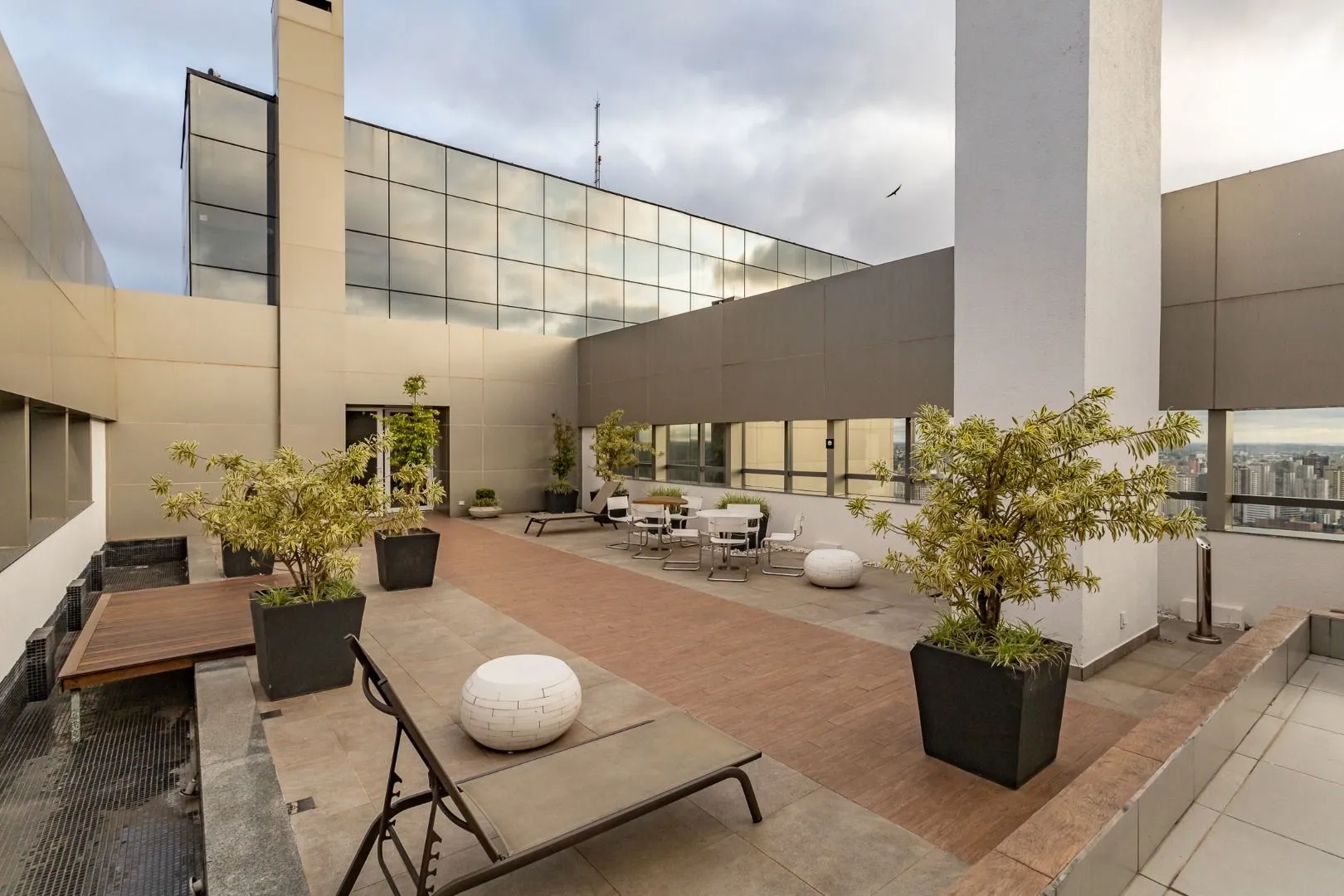 78 m² apartment with floor-to-ceiling windows and a bathtub — photo 33