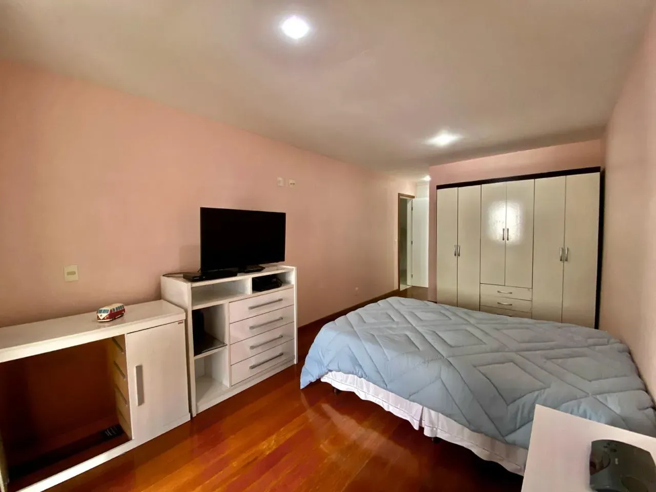 Furnished 369 m² apartment with a closed kitchen — photo 40
