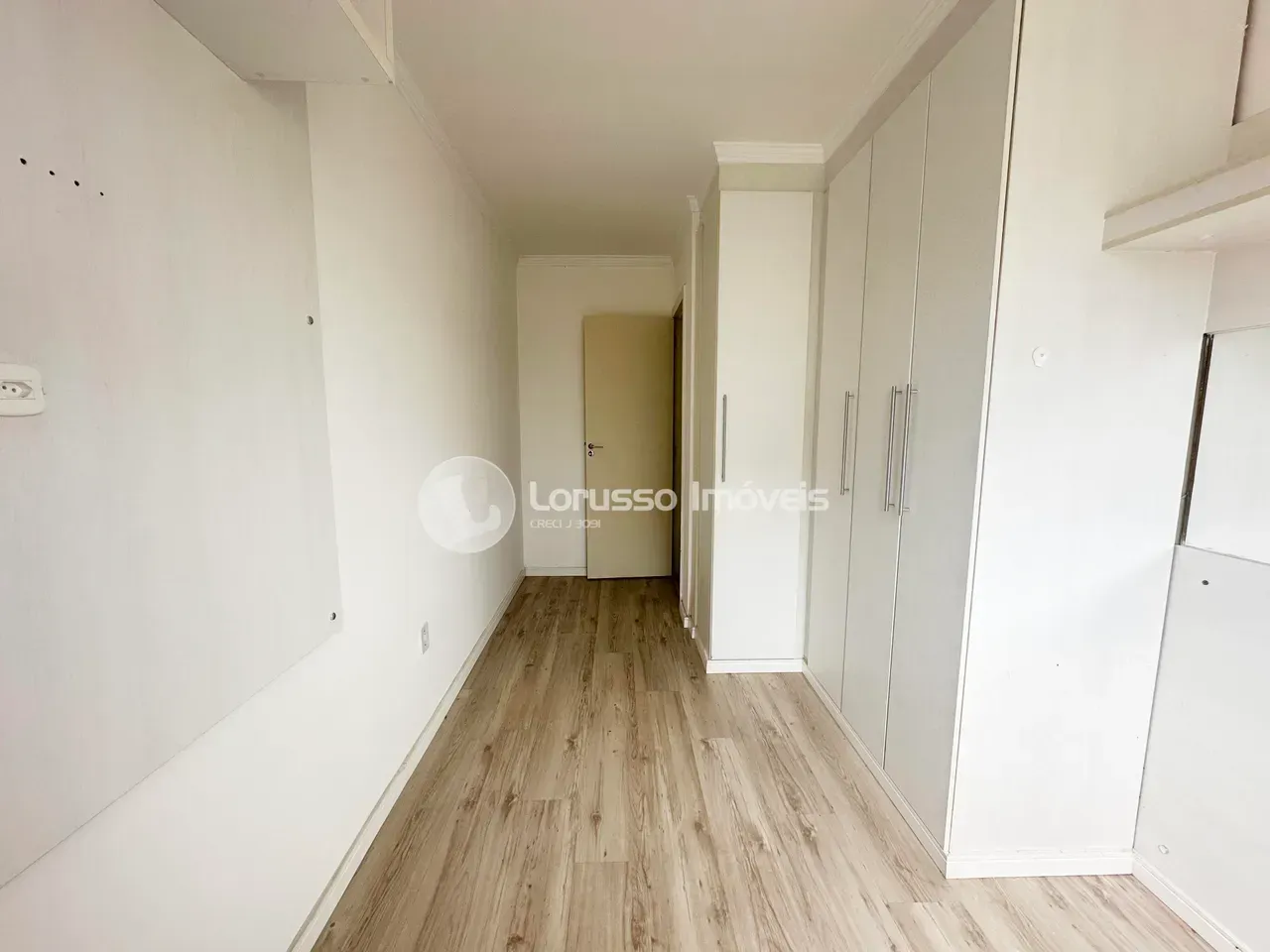 3-bedroom apartment with wood or laminate floors in Curitiba — photo 9