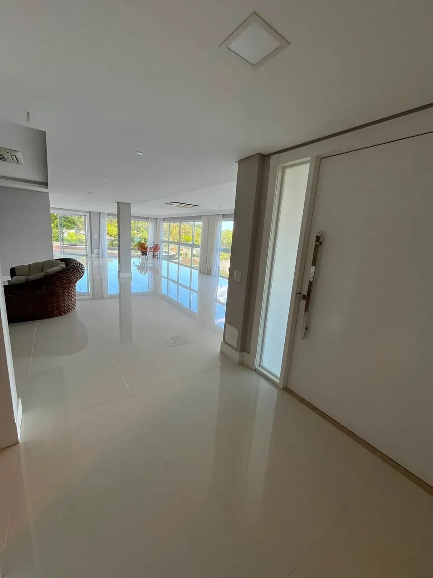 Casa de 1000 m² con vista al agua y chimenea — photo 3
