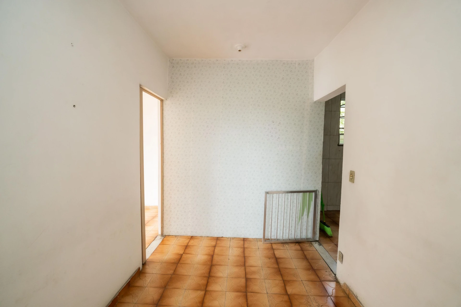 Unfurnished house with 2 bedrooms, yard and balcony — photo 33