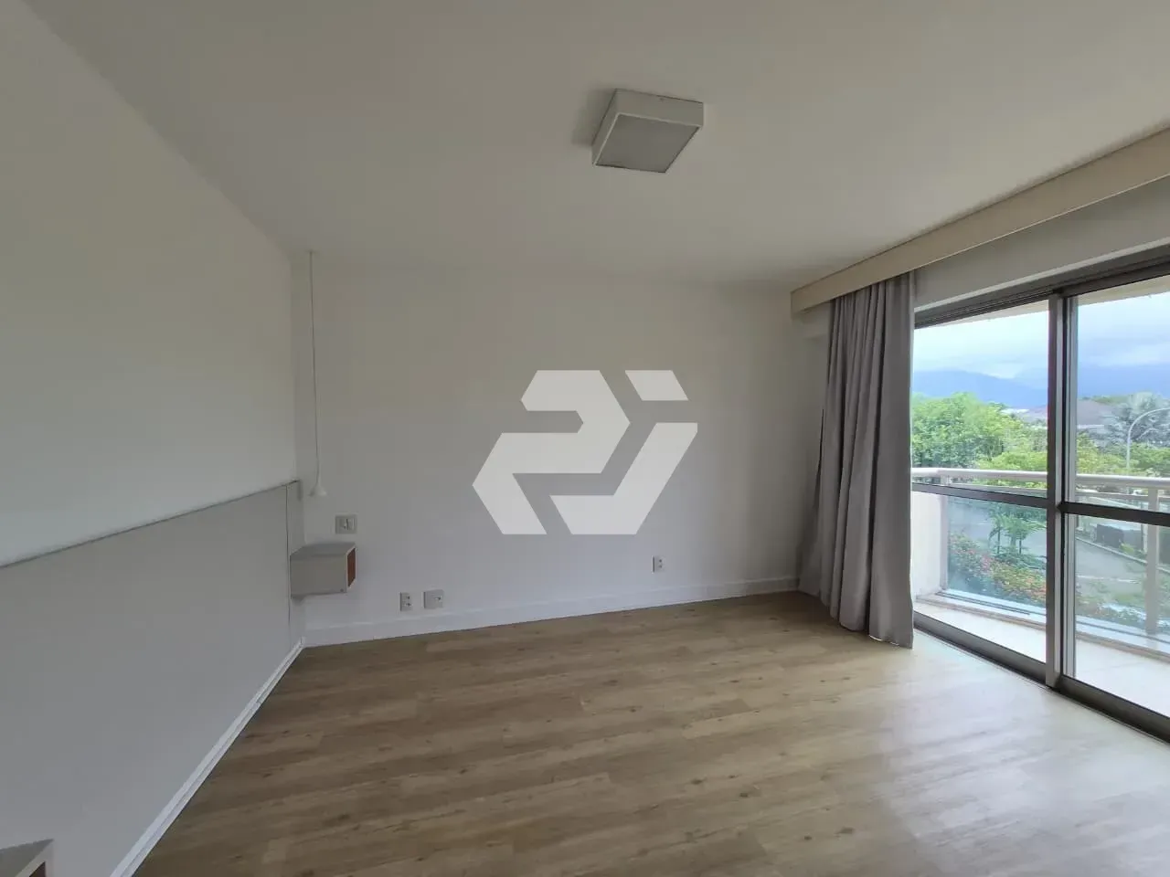 4-bedroom apartment with an enclosed glass balcony — photo 38