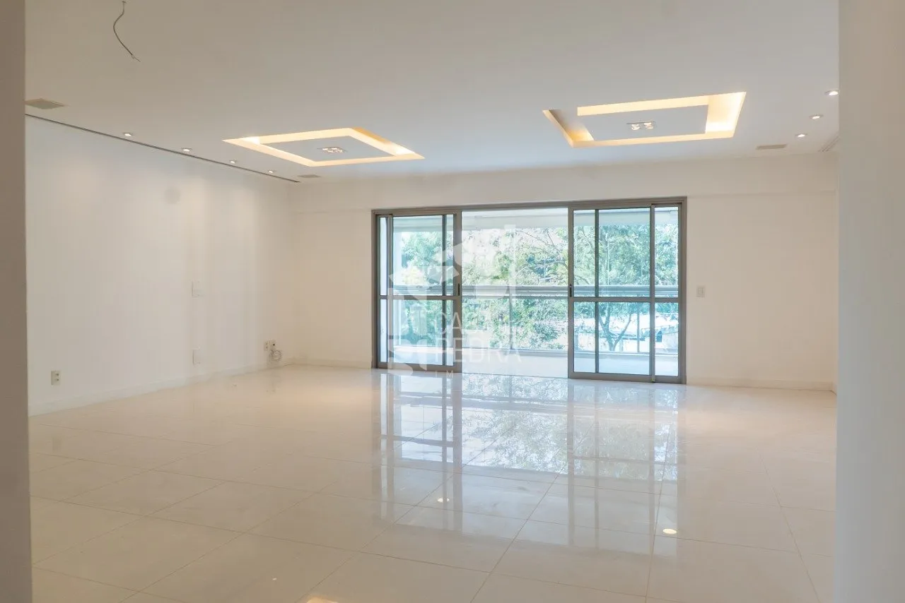 4-bedroom apartment with enclosed glass balcony — photo 3