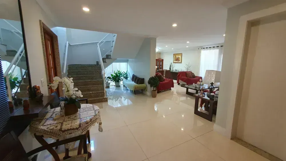 650 m² house with 6 en-suite bedrooms and 4 parking spots — photo 42