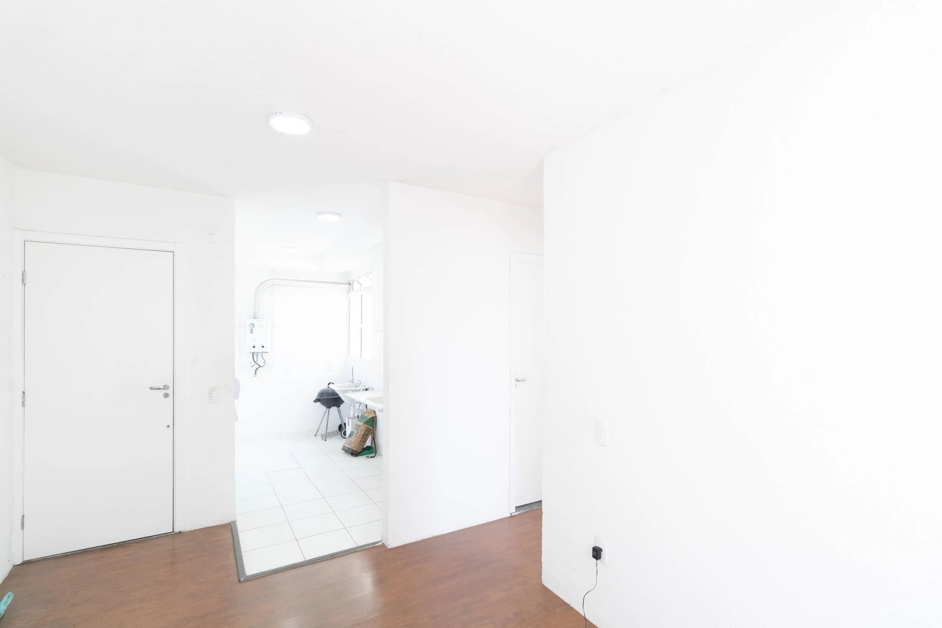 Unfurnished 2-bedroom apartment with wood floors — photo 24