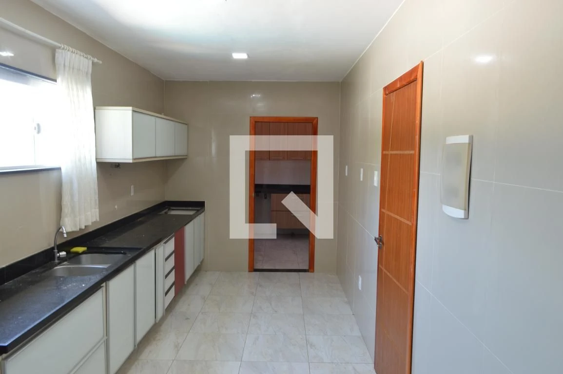 Casa de 3 quartos com janelas do piso ao teto — photo 26