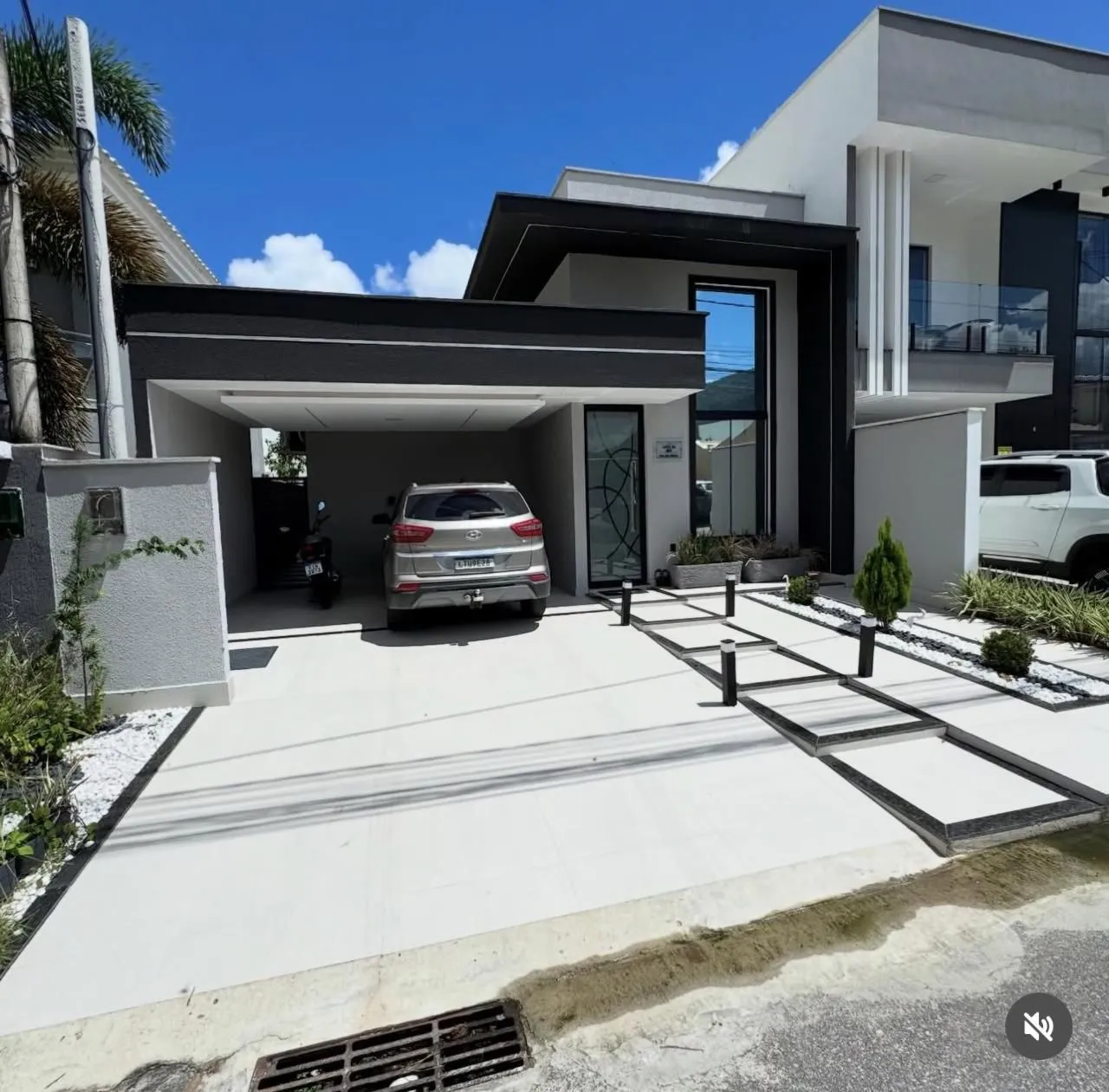 Balcony with a grill in a 3-bedroom house, 250 m² — photo 3