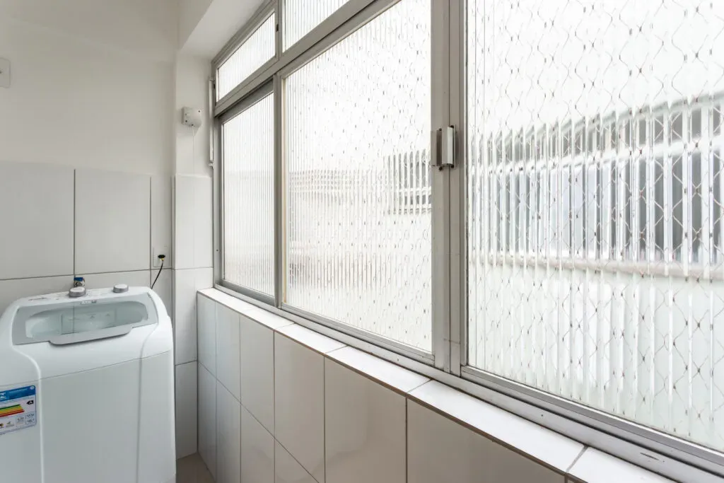 One-bedroom apartment with a washing machine — photo 10