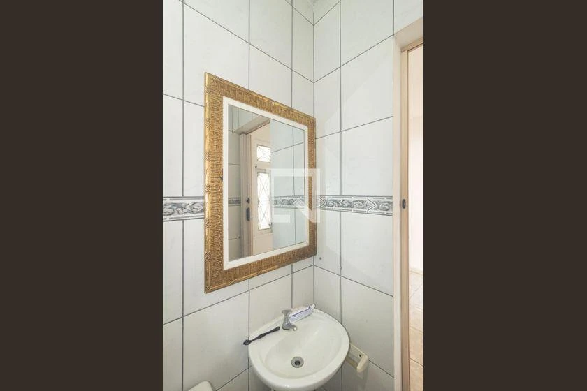 Furnished 1-bedroom house with 57 m² and no parking — photo 2