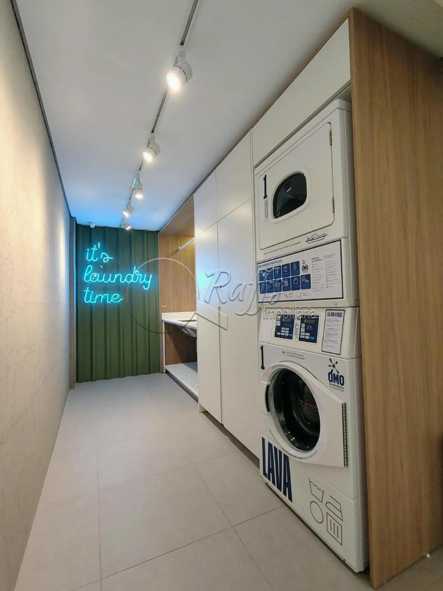 Furnished 20 m² studio with 1 bedroom and glass shower — photo 3
