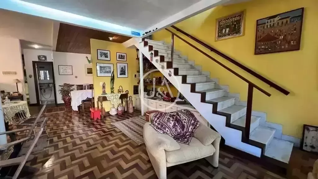 House with 4 bedrooms and a gas stove — photo 2