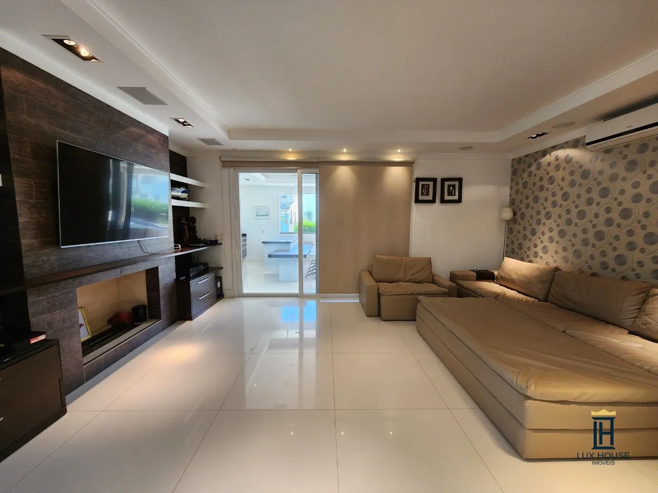 Casa mobiliada de 7 suítes com 10 banheiros e 4 vagas