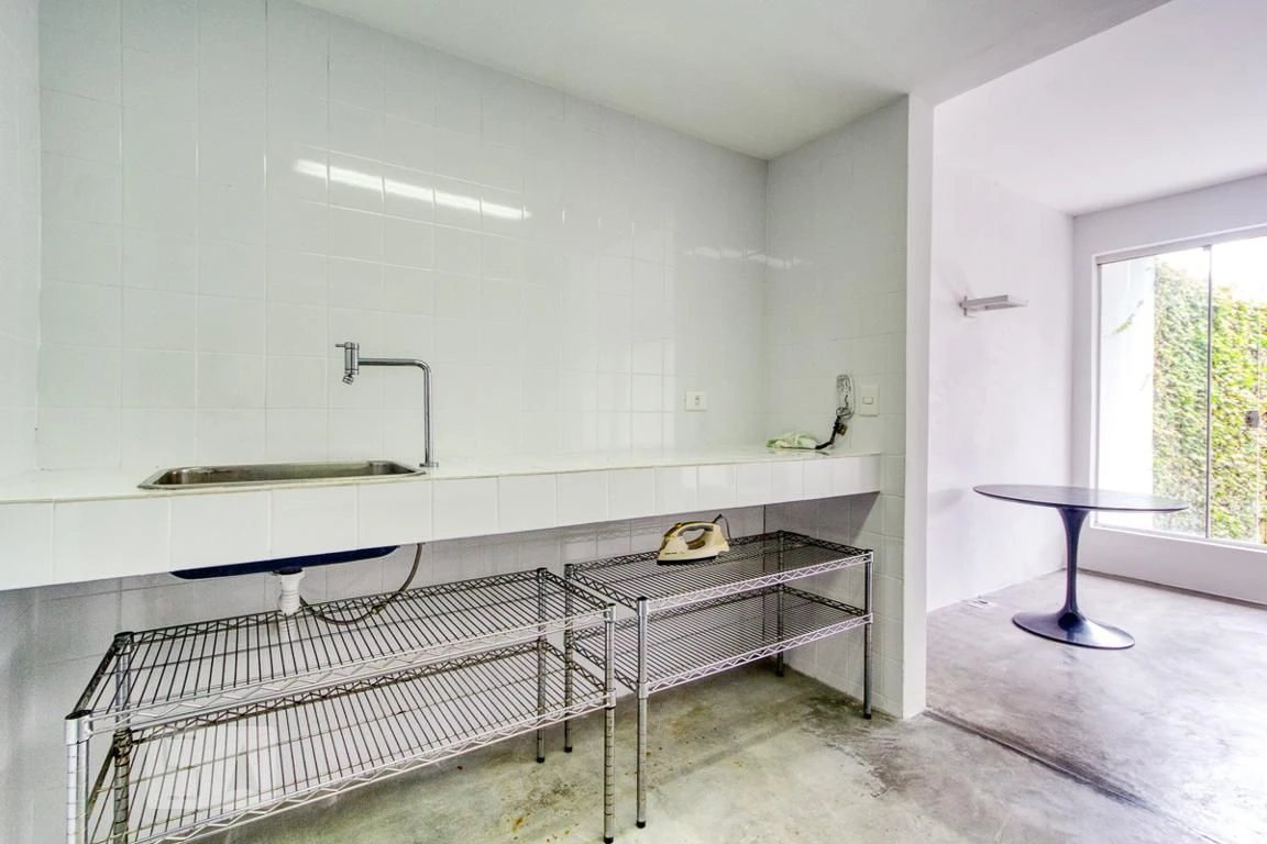 House with 3 bedrooms and 4 bathrooms with a closed kitchen — photo 60