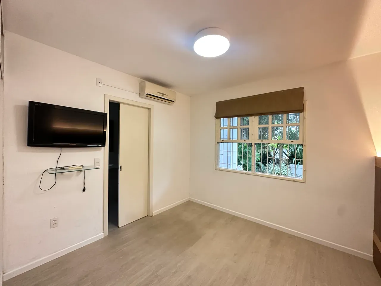 Casa de 320 m² com janelas do piso ao teto e lareira — photo 44