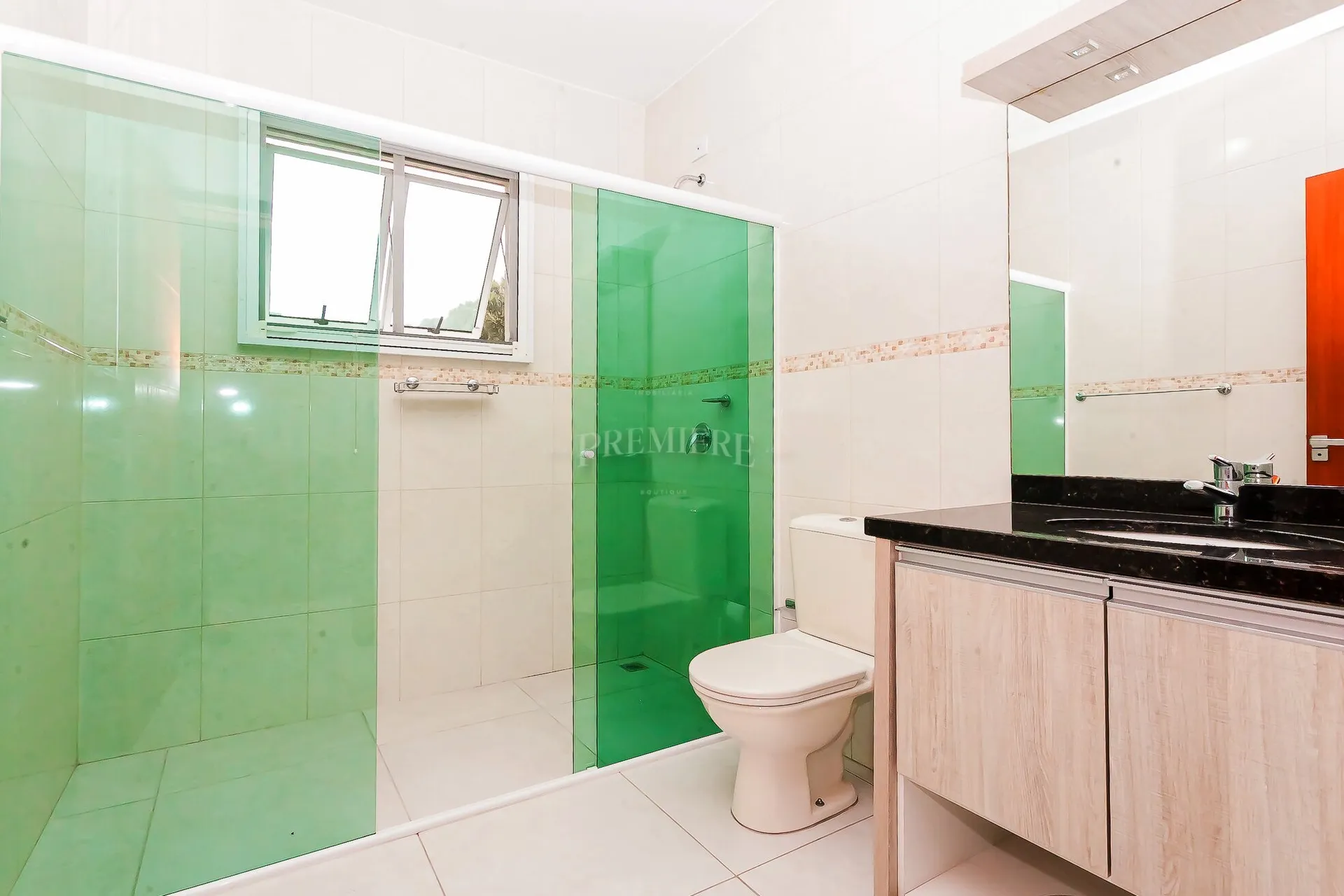 House with 4 bedrooms, 1 en-suite, 4 bathrooms — photo 31