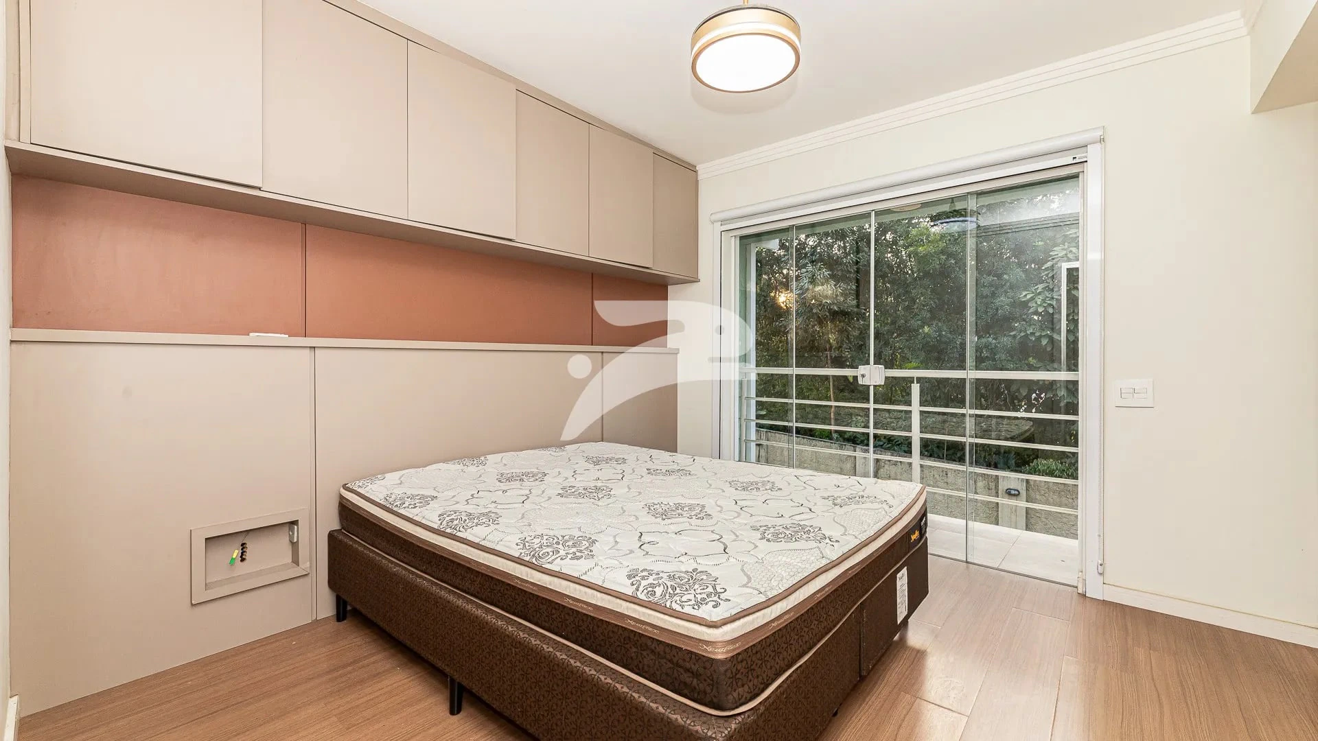 Balcony with a grill in a 3-bedroom house, 168 m² — photo 5