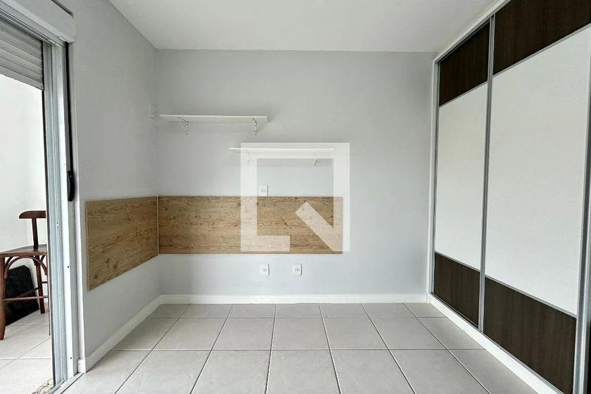 2-bedroom apartment in a building with a gym — photo 9
