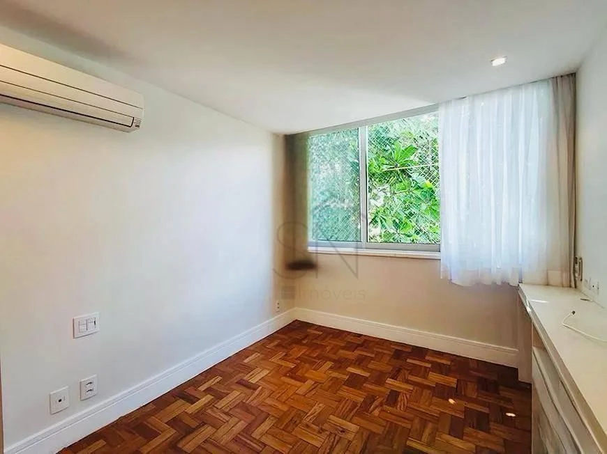 Home office in a 4-bedroom apartment, 316 m² — photo 7