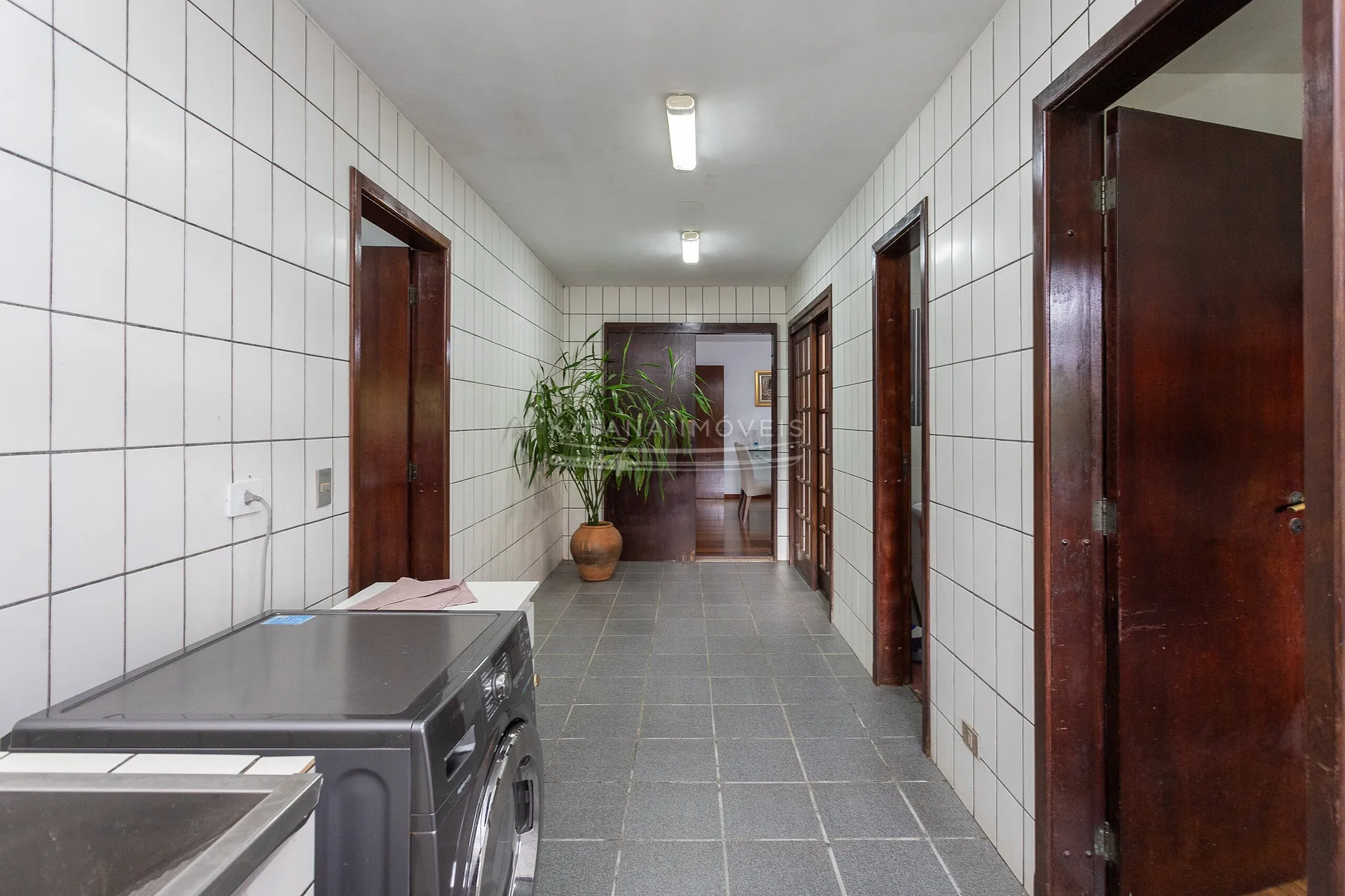 House with a closed kitchen and gas stove, 4 bedrooms — photo 34