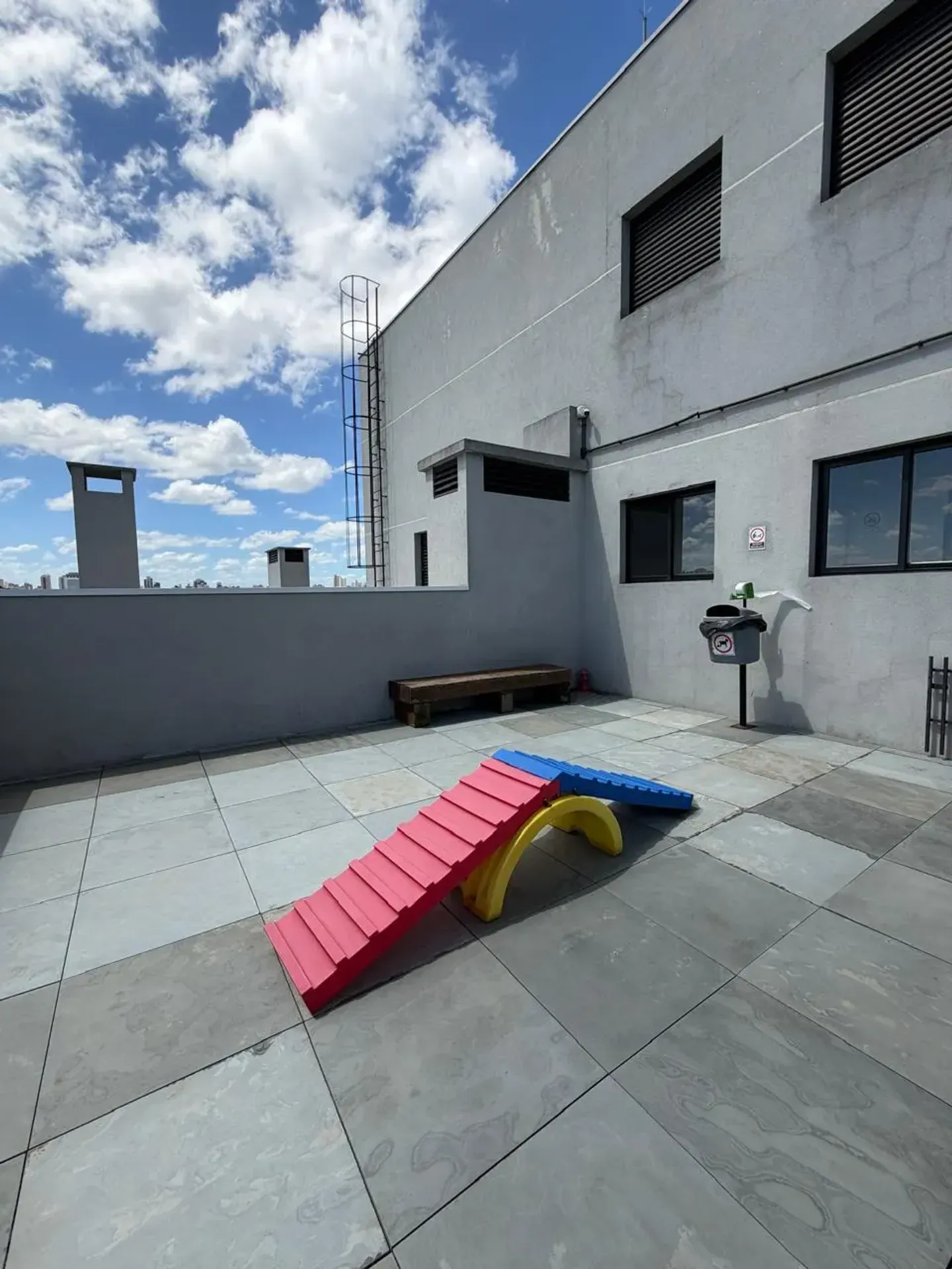Furnished 1-bedroom apartment with balcony and barbecue — photo 33