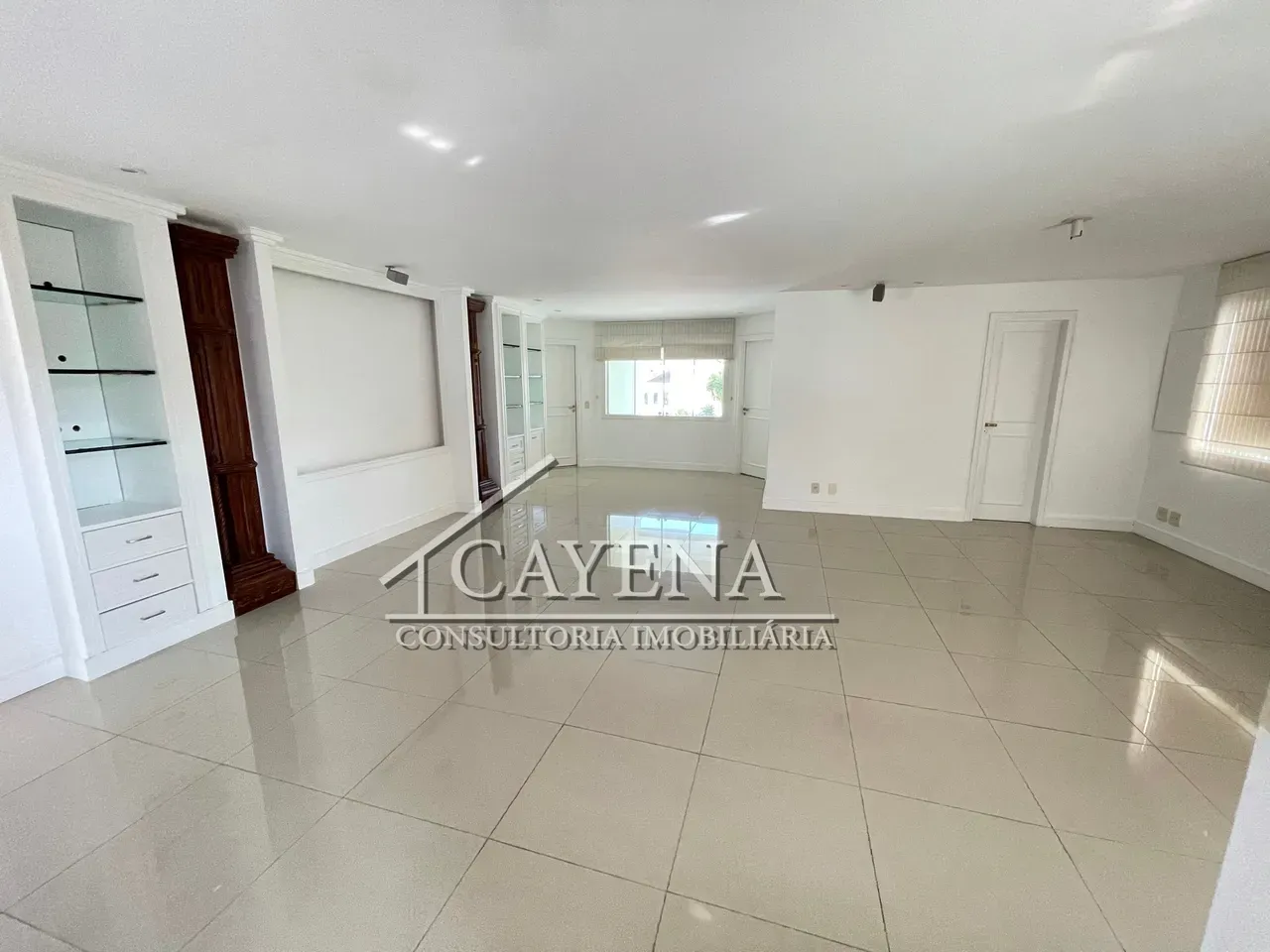 4 quartos e banheira: casa de 650 m² — photo 18