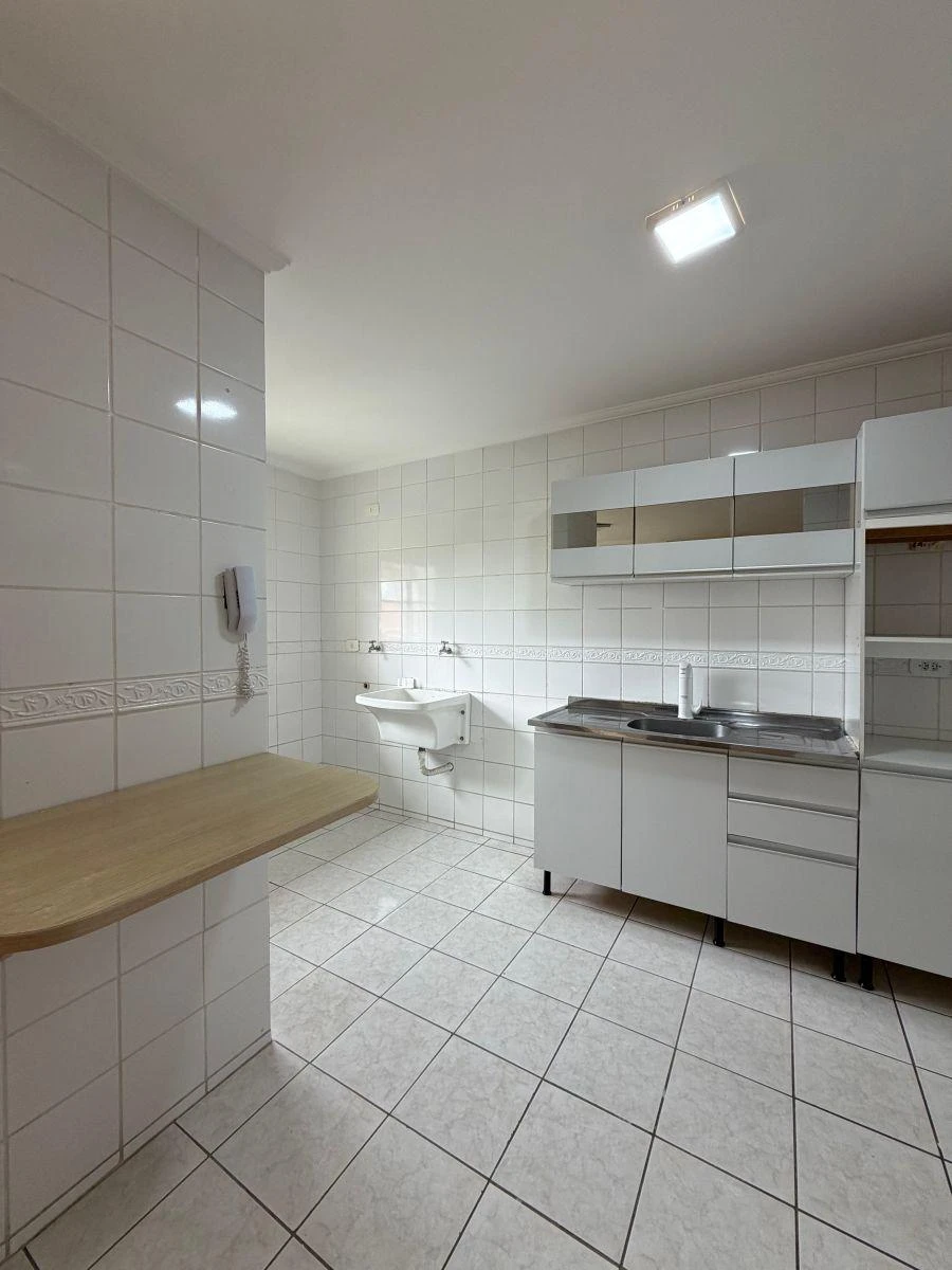 3-bedroom apartment with wood or laminate floors