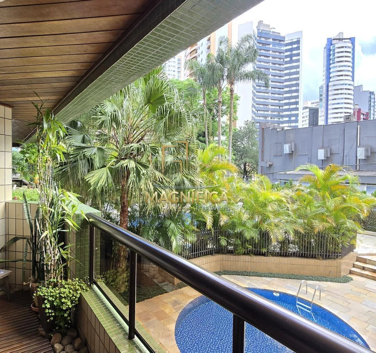 3-suite apartment with 5 bathrooms and air conditioning