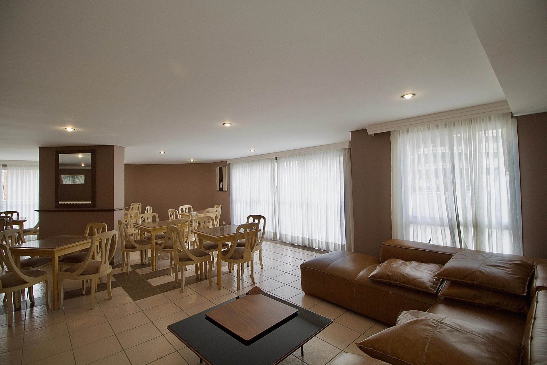 Floor-to-ceiling windows in a 2-bedroom apartment, 100 m² — photo 44