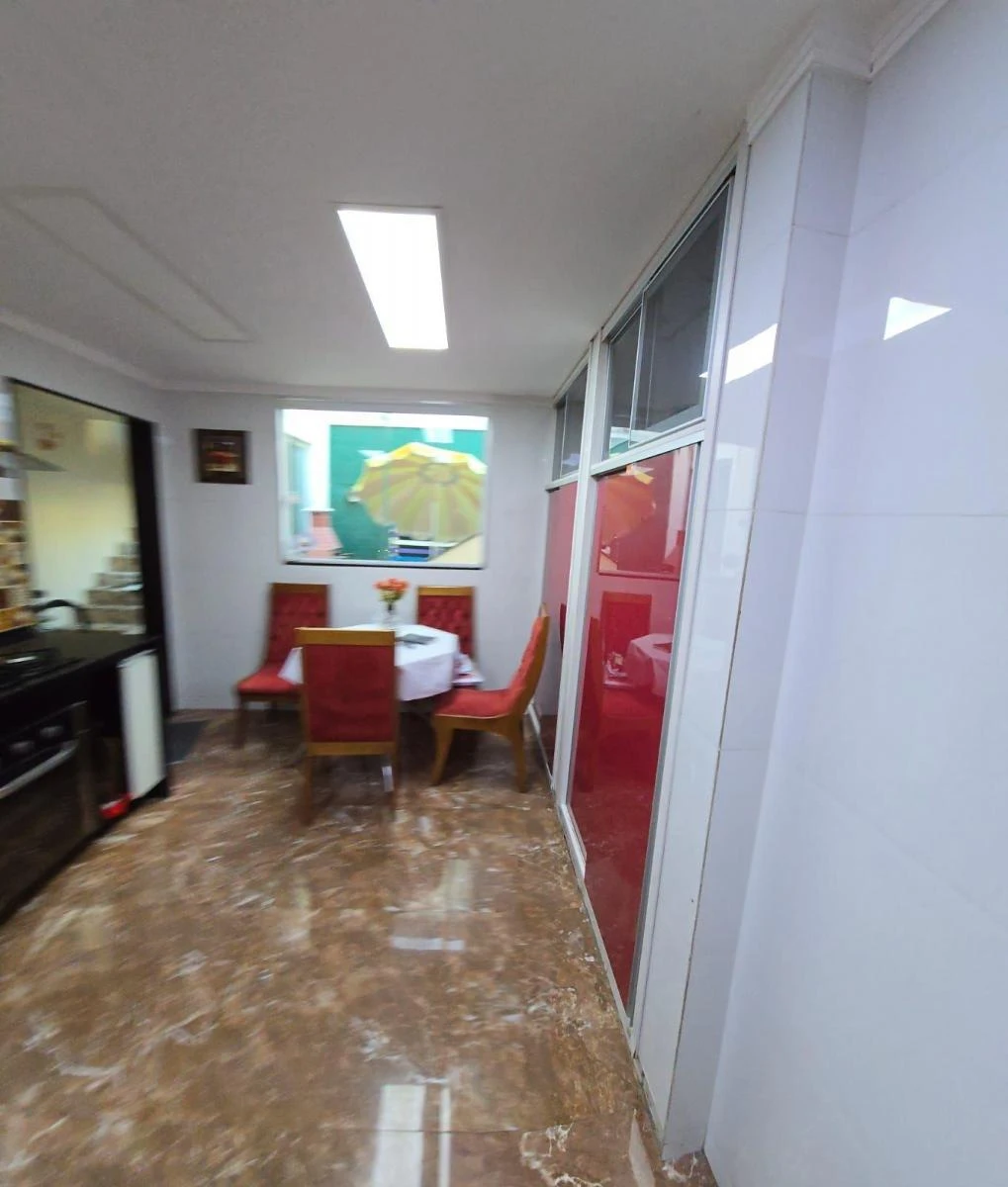 Walk-in closet in a 4-bedroom house, 220 m² — photo 9