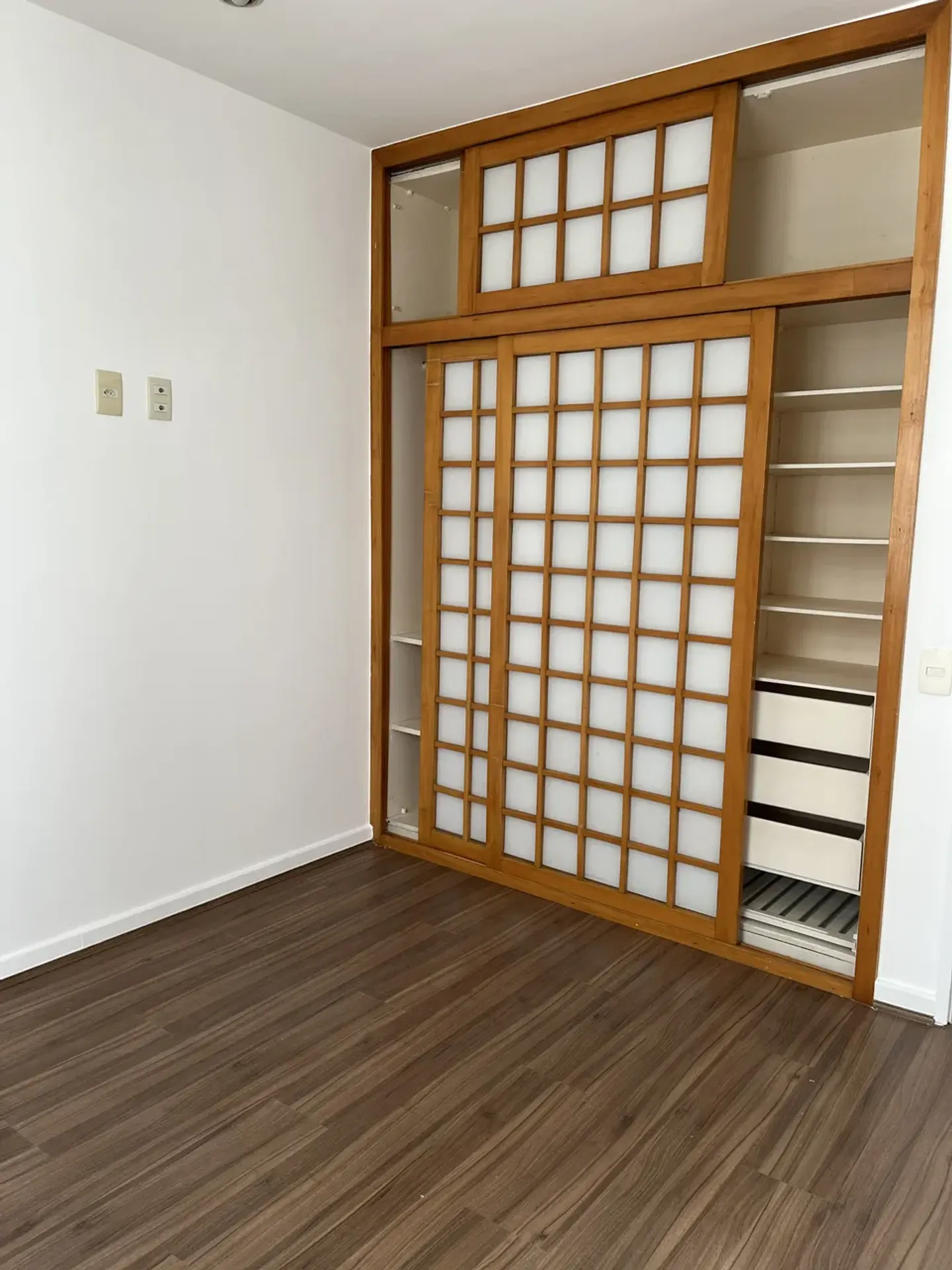 Wood or laminate floors in a 2-bedroom apartment, 80 m² — photo 4