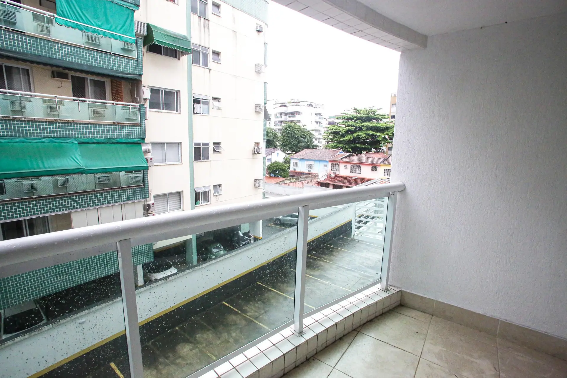 Balcony with a grill in a 2-bedroom apartment, 60 m² — photo 18