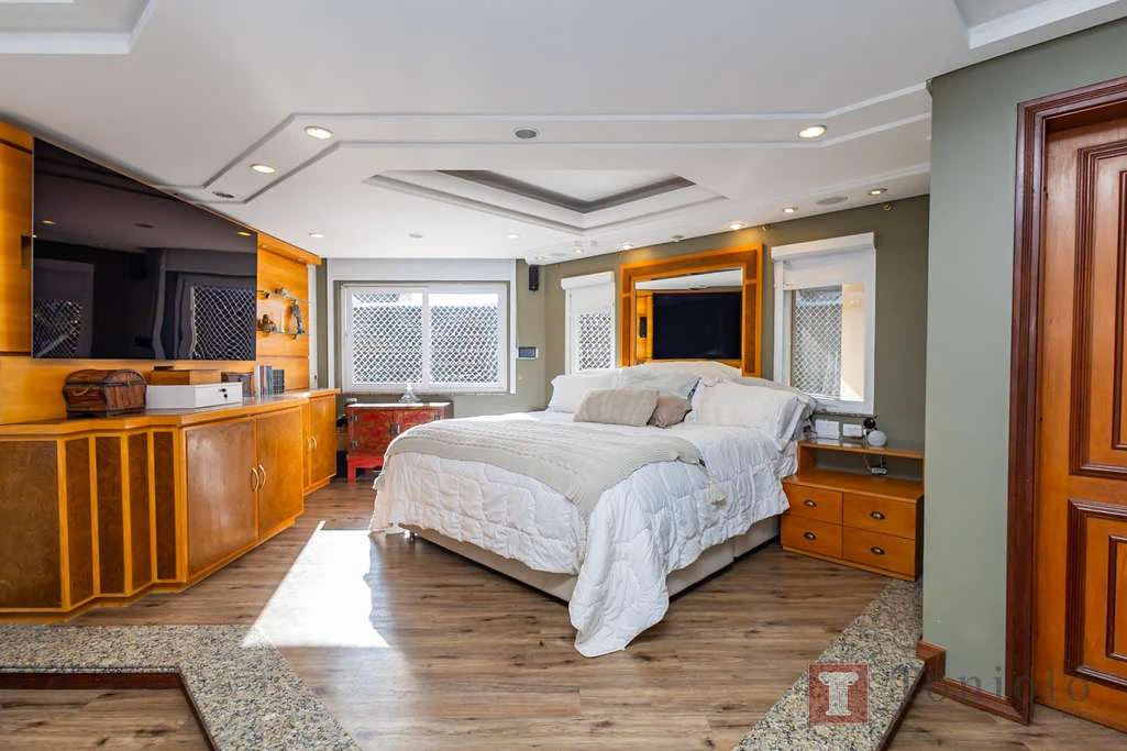 House with 5 bedrooms and floor-to-ceiling windows — photo 3
