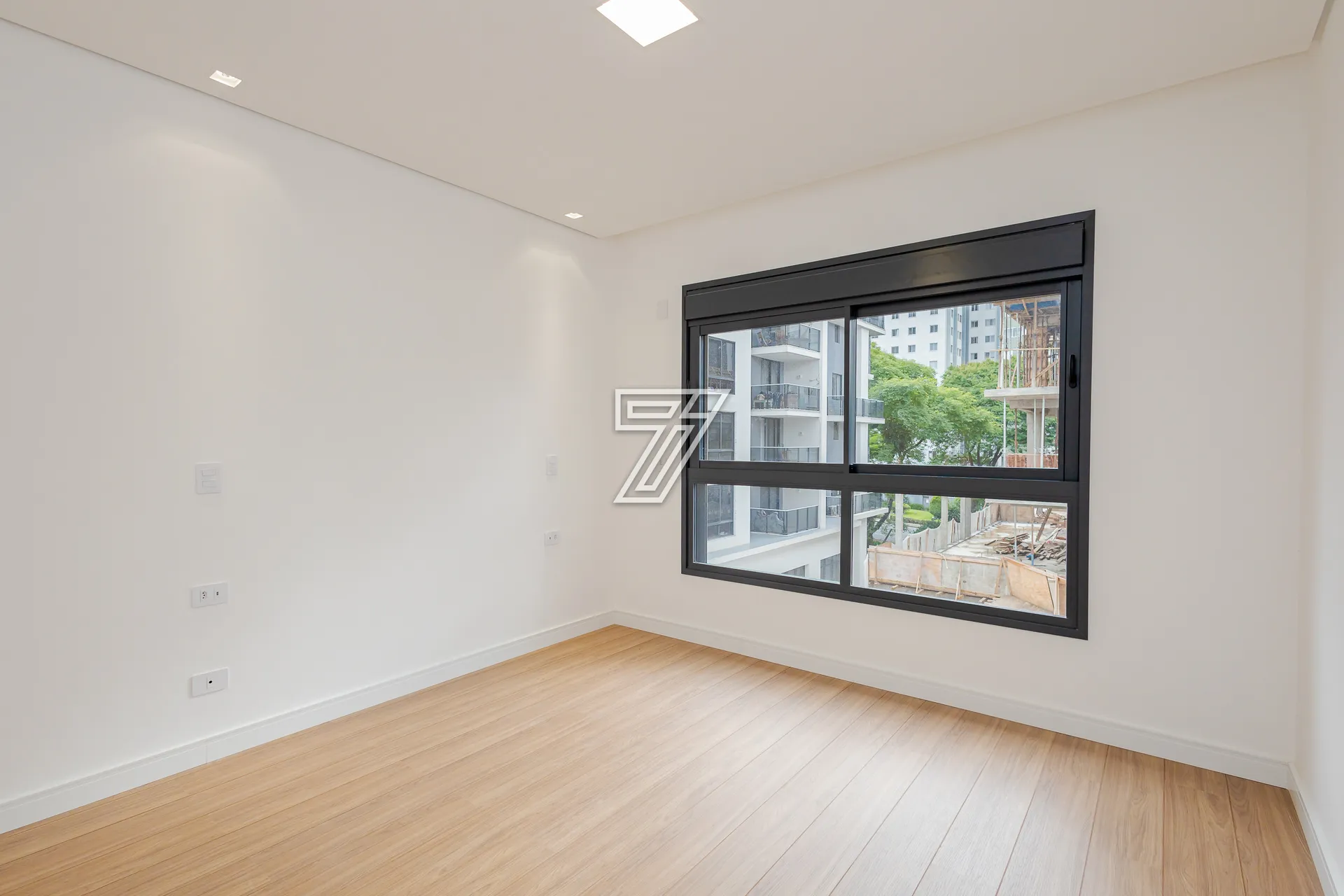 2-bedroom apartment with suite, open kitchen and 2 parking — photo 36
