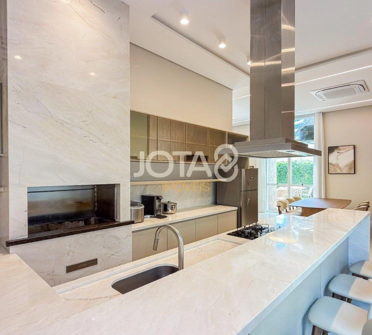 Furnished 4-bedroom apartment with open-plan kitchen — photo 34