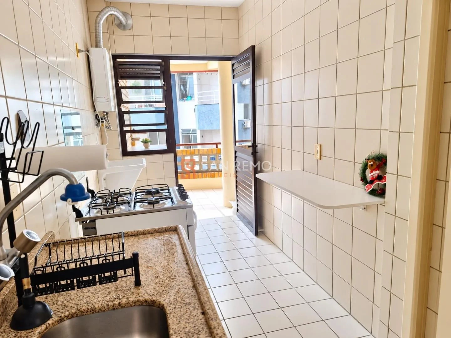 2-bedroom apartment with a mountain view in Florianópolis — photo 3