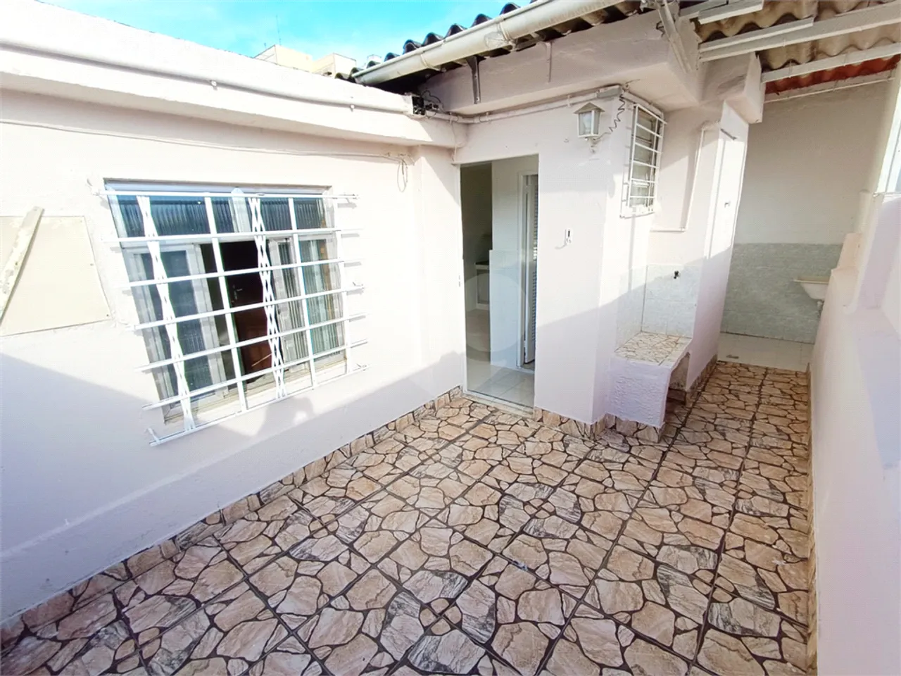 Unfurnished 1-bedroom apartment with a balcony — photo 8