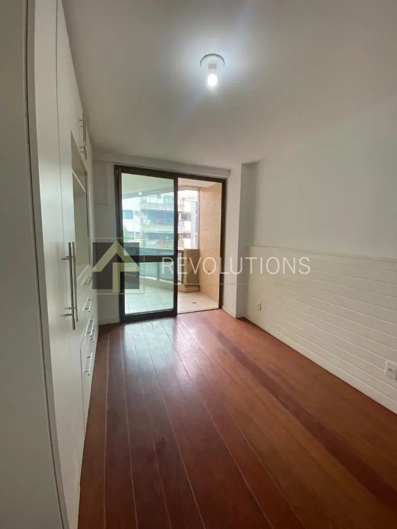 3-bedroom apartment with wood or laminate floors — photo 12