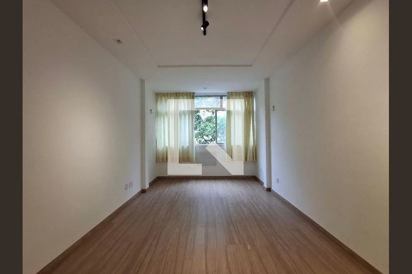 Wood or laminate floors in a 2-bedroom apartment, 68 m² — photo 13