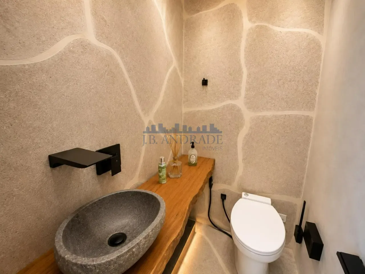 Furnished apartment with 4 bedrooms, 3 bathrooms and a balcony — photo 18