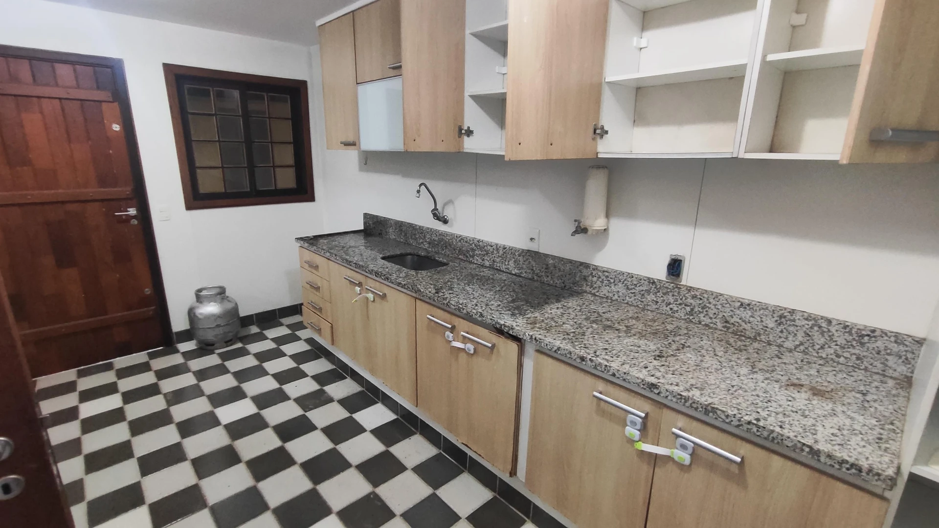 House with 3 bedrooms, 1 en-suite and 4 bathrooms — photo 18