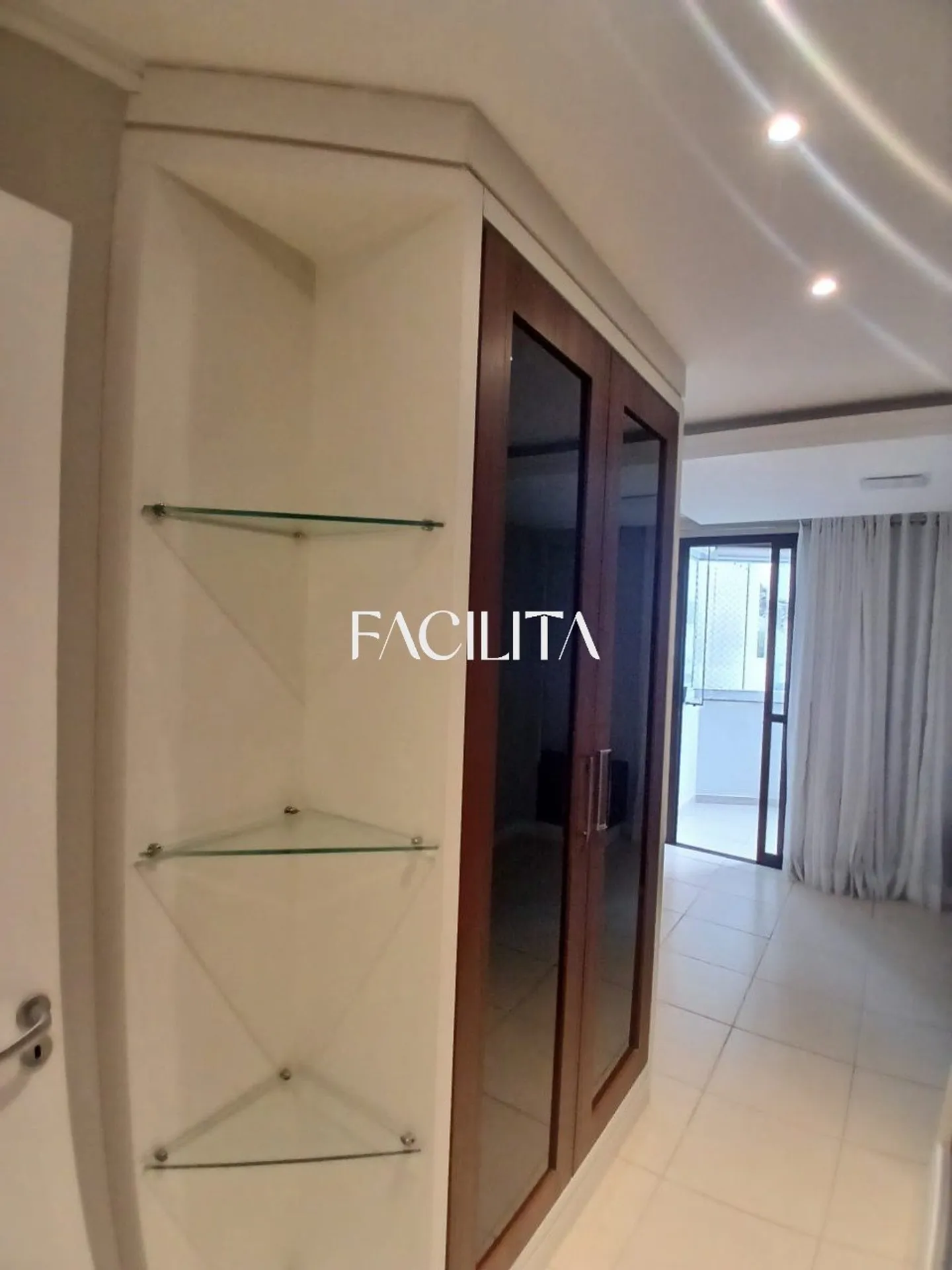 Apartamento de 3 dormitorios con baño en suite y balcón — photo 40