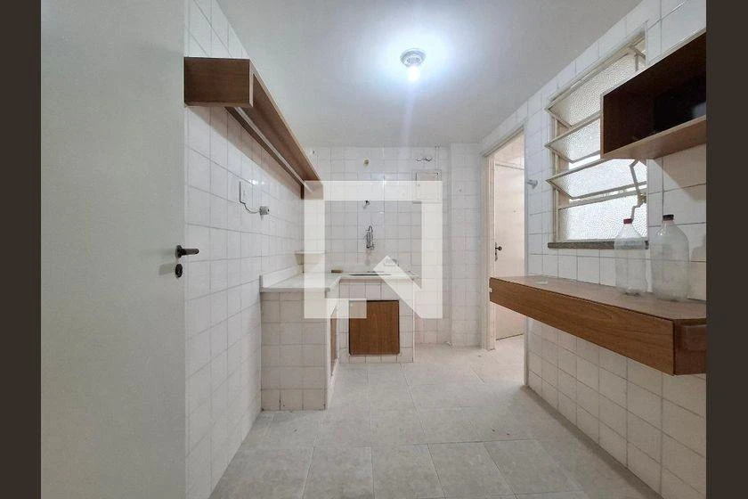 Wood or laminate floors in a one-bedroom apartment, 61 m² — photo 4