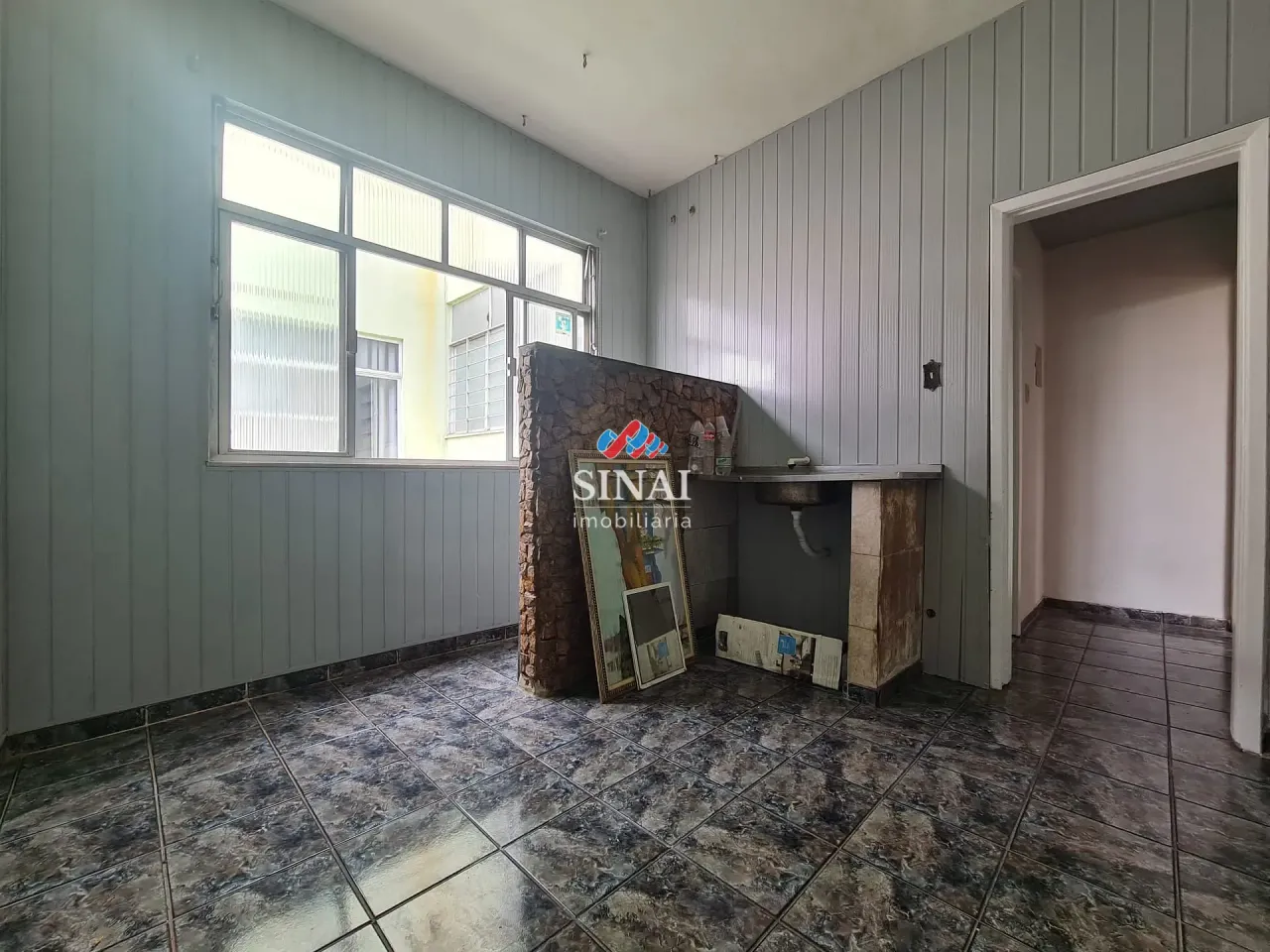 1-bedroom apartment with a compact gas kitchenette — photo 2