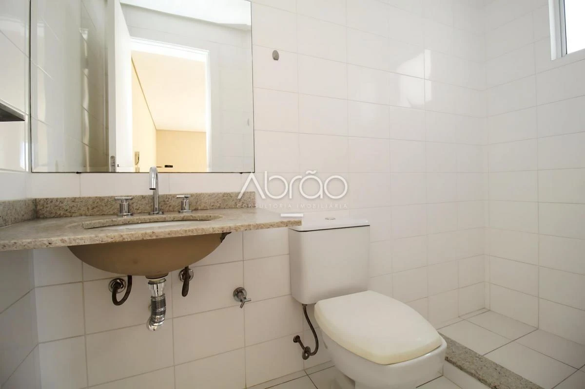 Spacious 3-bedroom apartment with 3 bathrooms — photo 42