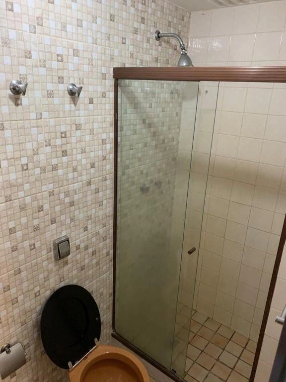 Apartamento de 2 quartos com piso de madeira ou laminado